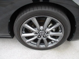 18インチ純正アルミホイールを装備。タイヤサイズは215/45R18となります。