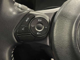 ステアリングスイッチ付きで、運転中に視線を前に向けたまま操作できます。