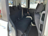 リヤシートも全車消毒済み。足元も広々。ドアには小物を収納できる便利な【リヤポケット】付。