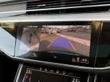 ●サラウンドビューカメラ『車両の4つのカメラから得た映像を合成し、上空から眺めているような映像をモニターに映し出します。車両周辺の歩行者や障害物などの発見に役立ちます。』