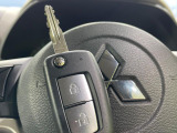 【キーレス】少し離れた場所からでもボタン一つでドアの開錠・施錠ができるのでとっても便利!ドアの鍵穴周りに傷をつけることもありません♪