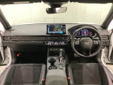 車内は光触媒抗菌消臭施工済です。スタイリッシュなデザインでスポーティなインパネ周りを演出します。グローブボックスやカップホルダーのほかにトレーなどたくさんの収納スペースが付いています。
