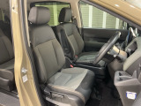 乗降がしやすい運転席。高さが調節できて小柄な方でも運転しやすいポジションをとることができます。