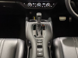CVT車のセレクトレバーです。低速から高速まで、変速ショックのないスムーズな走りと、エンジン効率のよい領域を維持して燃費にも貢献します。サイドブレーキはスイッチ操作の電子制御パーキングブレーキ。