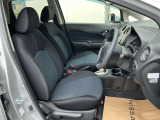 運転席まわりです。実際に座ってみて、乗り心地を体験してみてください。