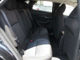 前席が最適な運転ポジションを取るために足元が広くとっており、後部座席の足元もゆったりと座ることができます。長時間でもストレス軽減になるよう、かかとを引くことができるように設計されています!