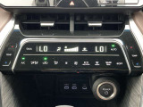 オートエアコンは温度を設定するだけで、自動で風量などを設定してくれます。運転しながら操作も必要ないので、安全性も向上します。