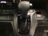 CVT車のセレクトレバーです。低速から高速まで、変速ショックのないスムーズな走りを実現するとともに、エンジン効率のよい領域を維持することで燃費にも貢献します。