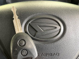 【キーレス】少し離れた場所からでもボタン一つでドアの開錠・施錠ができるのでとっても便利!ドアの鍵穴周りに傷をつけることもありません♪