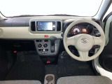 運転席周りのレイアウトをご覧ください。ナビゲーションが綺麗に装着されすっきり収まってますね!