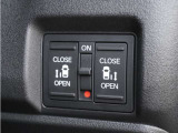 【両側電動スライドドア】ボタンを押すだけでスライドドアの開閉が可能。もちろんキーからの操作も可能。お子様を抱いている時・両手いっぱいの荷物を持ってる時など非常に役立ちます。