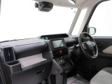 ダイハツのお店では、ダイハツ車を知り尽くしたプロフェッショナルが、専用の診断機器を使って各システムを点検しております。