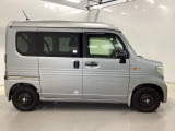 スライドドアなら狭い駐車場でもドアをぶつける心配がありません。ステップが低く乗り降りもしやすいです。