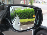 【ブラインドスポットモニター 】側方や後方の死角に他の車両など物体が入ってきた時ドアミラー上のアイコンが点灯し警告音で注意を喚起してくれます!