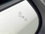 【ブラインドスポットモニター】走行中、ドアミラーの死角になりやすい箇所に後続車が接近するとサイドミラーのレンズに警告を表示!ドライバーに注意喚起をしてくれます。