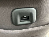後席にもUSB電源ソケットが装備されており快適にお過ごしいただけます。