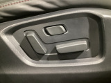 運転席にはパワーシートを装備!シート位置を記憶するメモリー機能付きなのでご夫婦で2名分セットすると便利です♪