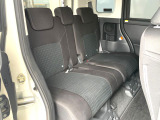 コンパクトカーですが、セカンドシートは十分な広さがあり快適にお乗りいただけます♪シートを倒して大きな荷物を積んだりと、用途の幅が広い1台です。