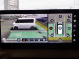 人やクルマがどこから現れるか不安!そんな混雑する駐車場などで、周辺の状況が直感的にわかる立体的映像を表示。クルマの周囲がぐるっと見えるので、安心して発進できます。