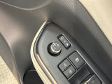 狭い駐車場で便利な電動格納ドアミラーが付いています。