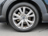 18インチ純正アルミホイールを装備。タイヤサイズは215/55R18となります。