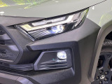 【LEDヘッドライト】悪天候や夜間走行時も良好な視界を確保し安心して運転できる高輝度LEDヘッドライトを装備!点灯速度が早く、消費電力も抑えられています。