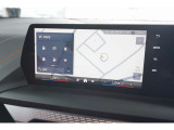 高精細ワイド・ディスプレイ: 視認性に優れた大型タッチパネルを採用。ナビゲーションだけでなく、エンターテインメント機能も鮮明に表示します。