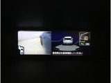 後退時には、リヤの4つのセンサーが障害物を検知し、必要に応じてブレーキが作動するよう設計されています。サイドビュー映像も表示され、周囲を確認しやすく、見えにくいガレージへの車庫入れも安心です。