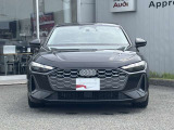 シングルフレームグリルはAudiの象徴的なデザイン要素であり、一目でAudiとわかるスタイル、大きくて迫力のある形状が車のスポーティな印象を強調しており、魅力的なデザインとなっています。