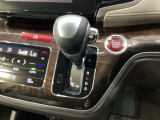 CVT車のセレクトレバーです。低速から高速まで、変速ショックのないスムーズな走りを実現するとともに、エンジン効率のよい領域を維持することで燃費にも貢献します。
