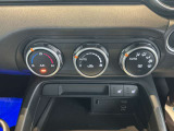 オート式エアコンは操作性が良好です。運転席と助手席にはシートヒーターが装備されており、座面と背もたれをすばやく温め、寒い時期にも快適な運転環境を提供します。