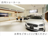 展示車両をじっくりご覧いただける、落ちついたショールーム。当社の女性スタッフが心を込めて入れた、おいしい(はずの)コーヒーを飲みながら、どうぞ、お気に入りの1台を、見つけてください。