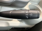 車外の明るさに応じでライトを点灯、消灯してくれるオートライト機能です☆お天気の良い昼間のトンネル走行などオートにしてると便利で安心です☆エンジン停止時にライトの消し忘れも無くなります☆
