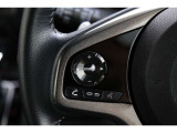 ハンドル左部分でオーディオ操作が可能。そのため、運転中でも目線をずらさずに安全運転♪スマートフォンを接続してハンズフリー通話も可能です。