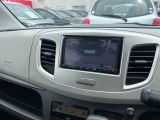 リバースギア連動のバックビューカメラ装備。 駐車時などにも安心です。