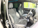 運転席まわりには十分なスペースがあり、大柄な方でもゆったり運転していただける環境です。