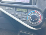 【オートエアコン】一度お好みの温度に設定すれば、車内の温度を検知し風量や温度を自動で調整。暑い&hellip;寒い&hellip;と何度もスイッチ操作をする必要はありません。快適な車内空間には必須の機能ですね♪