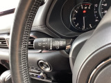 レバーをAUTOの位置にしているとき、レインセンサーが雨を感知すると、雨量に応じてワイパーが自動で作動してくれるオートワイパーを装備!設定変更で非作動にすると、間欠作動に固定されます。