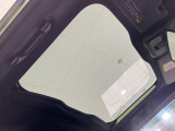 【ガラスルーフ】ガラスルーフ搭載で車内の解放感が一気にアップ!開放的なドライブをお楽しみいただけます。