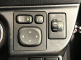 【電動格納ミラー】サイドミラーは電動格納式となっており、狭い駐車場でもキズがつくリスクを抑えられます。