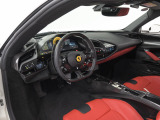 こちらは左ハンドルのお車でございます。内装色はRosso Ferrariを選択しております。