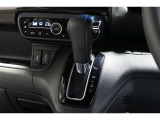インパネシフトだから視線の移動も少なく足元もスッキリ♪運転席もゆったりしているのでゆとりを持ってドライブできますね!