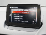 こちらのお車には先進安全装備が多数搭載されています。衝突被害を回避あるいは軽減するためのブレーキや、後方死角からの接近警報、車線逸脱を防止する警報装置など、詳しくはスタッフまでお尋ねください。