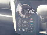 【オートエアコン】一度お好みの温度に設定すれば、車内の温度を検知し風量や温度を自動で調整。暑い&hellip;寒い&hellip;と何度もスイッチ操作をする必要はありません。快適な車内空間には必須の機能ですね♪