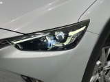 【LEDヘッドライト】悪天候や夜間走行時も良好な視界を確保し安心して運転できる高輝度LEDヘッドライトを装備!点灯速度が早く、消費電力も抑えられています。