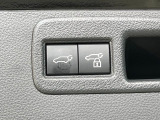 【パワーバックドア】スマートキーや運転席のボタンを押すだけでリアゲートが自動で開閉します!荷物を持っている時や、高い位置にあるバックドアを閉める際に便利な機能です♪
