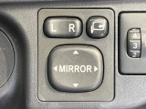 【電動格納ミラー】サイドミラーは電動格納式となっており、狭い駐車場でもキズがつくリスクを抑えられます。