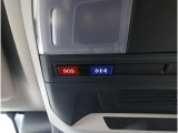 専用ボタンでコールセンターへ接続。状況に応じて緊急車両の要請やロードサービスの取次ぎを行います。重大事故の際は自動的にコールセンターにつながり、緊急車両やドクターヘリを要請します。(要申込)
