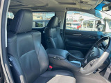 運転席まわりには十分なスペースがあり、大柄な方でもゆったり運転していただける環境です。