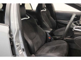 【運転席】ブラック基調のインテリアにハーフレザーシート(合皮/ファブリック※メーカー基準)。シートリフターで座面の高さを調整可能です。シートヒーター・フロアマット付です。